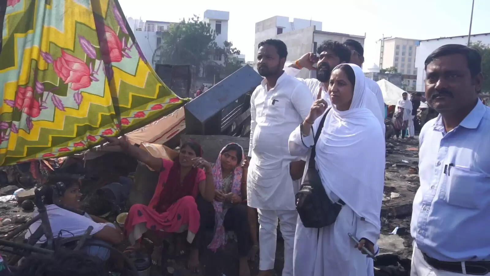 विकास नगर झुग्गी बस्ती अग्निकांड पीड़ितों से मिला आआपा का प्रतिनिधिमंडल, हालात का लिया जायजा