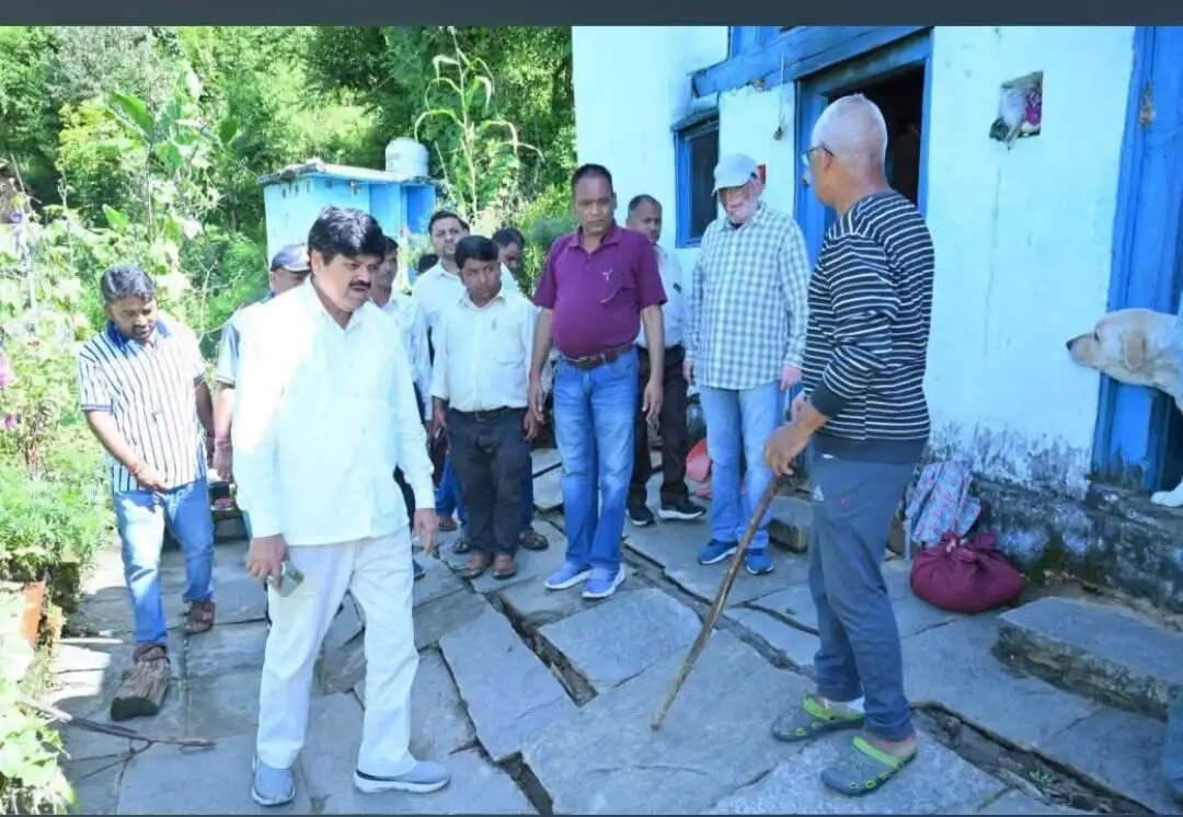 आपदा प्रभावित डोबरा गांव पहुंचे गणेश गोदियाल, क्षतिग्रस्त भवनों का लिया जायजा