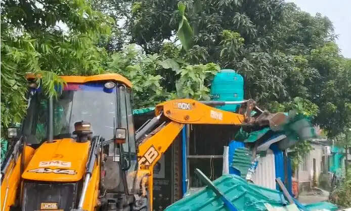 बांध पर बने तृणमूल के पार्टी कार्यालय को प्रशासन ने तोड़ा