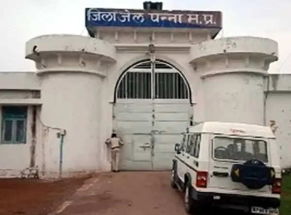 होटल में मुफ्त कमरा नहीं मिला तो की तोड़फोड़ और मारपीट, दो आरोपी गिरफ्तार; कट्टा-कारतूस जब्त