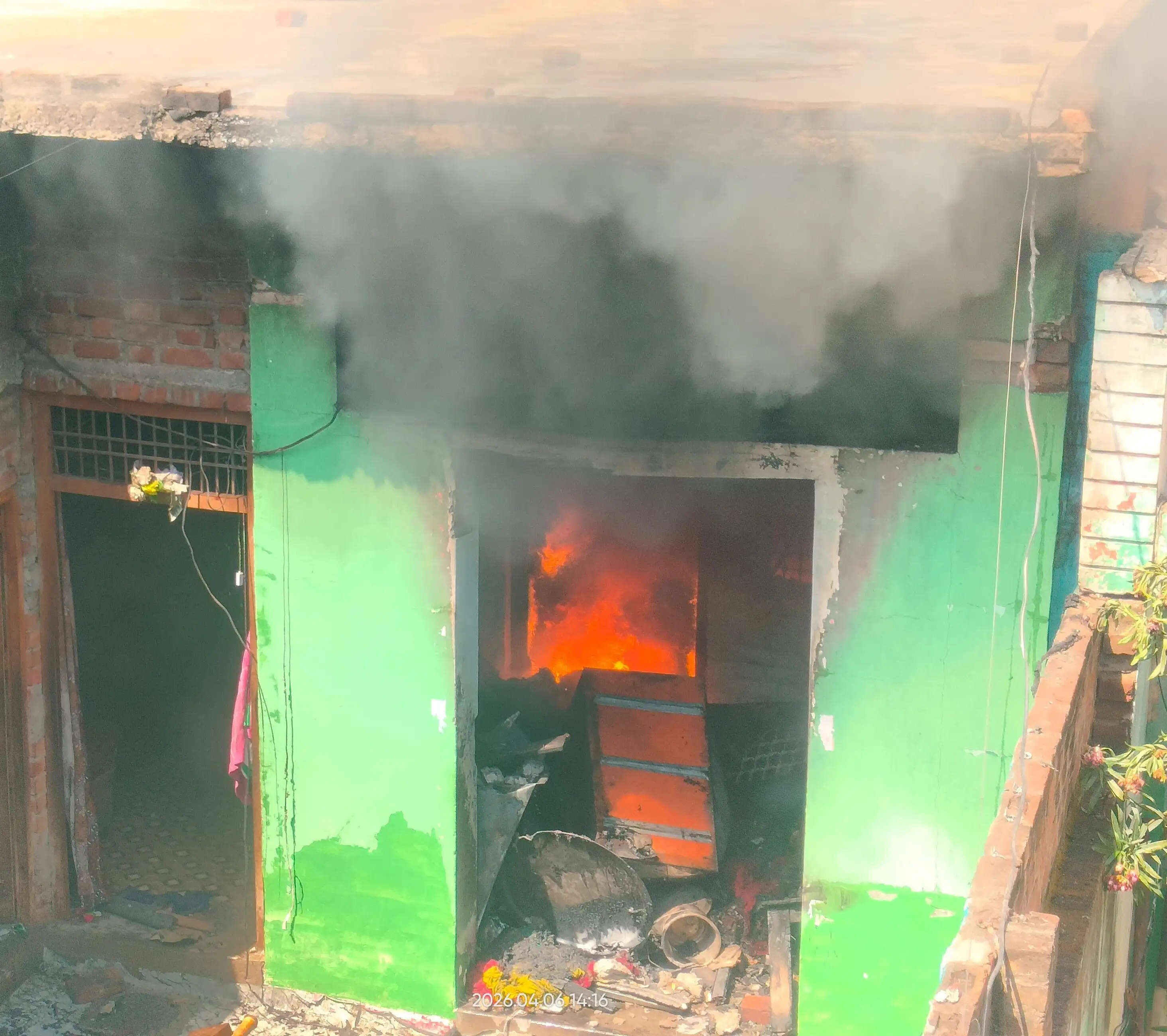 शॉर्ट सर्किट से घर में लगी भीषण आग, 8 लोग घायल