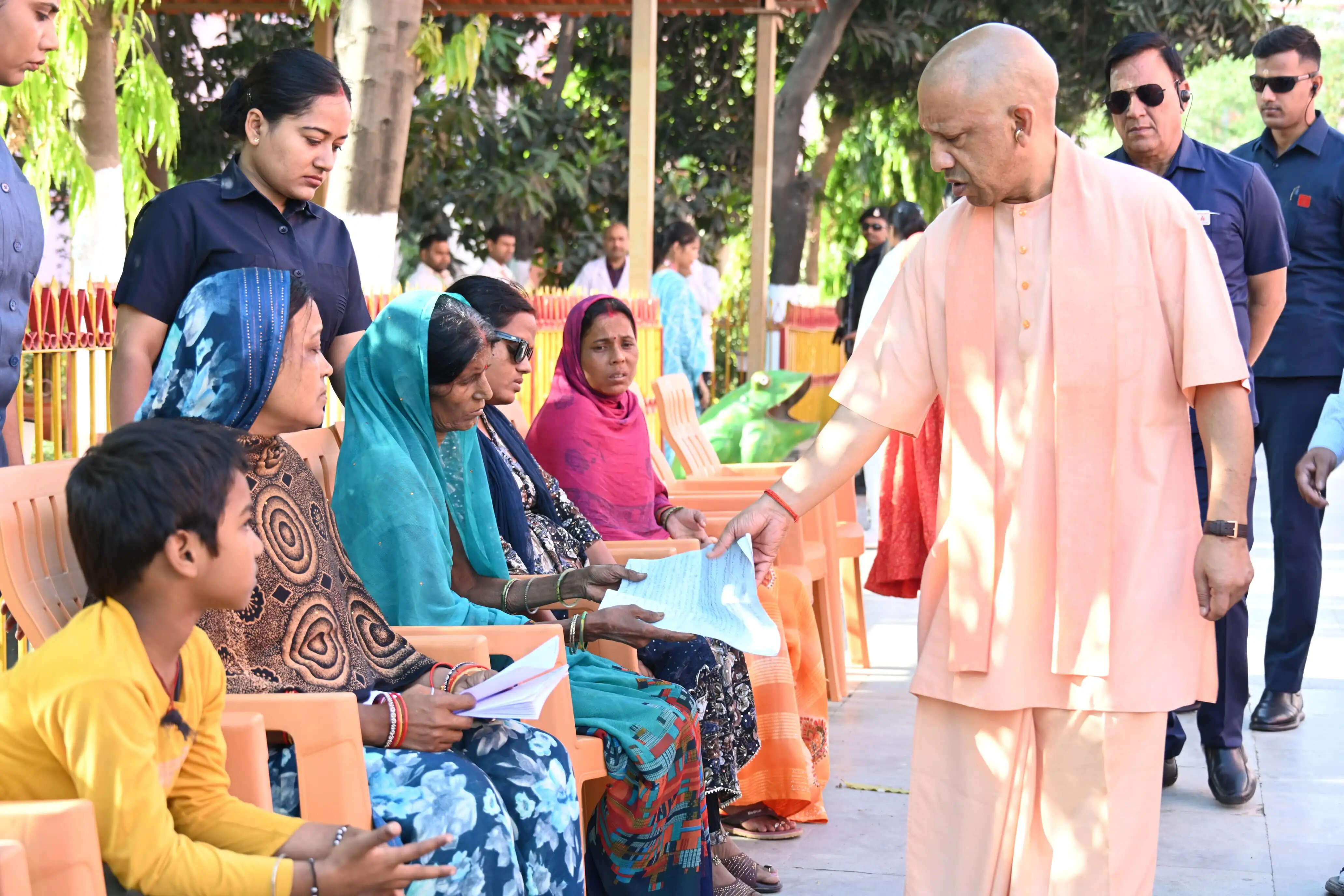 इस्टीमेट मंगाइए, इलाज खर्च में सरकार करेगी भरपूर मदद : सीएम योगी