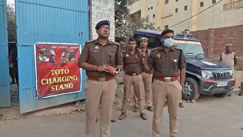 रामनगर सूजाबाद में पुलिस टीम ने छापेमारी कर बरामद की 30 हजार कफ सिरफ की बोतलें
