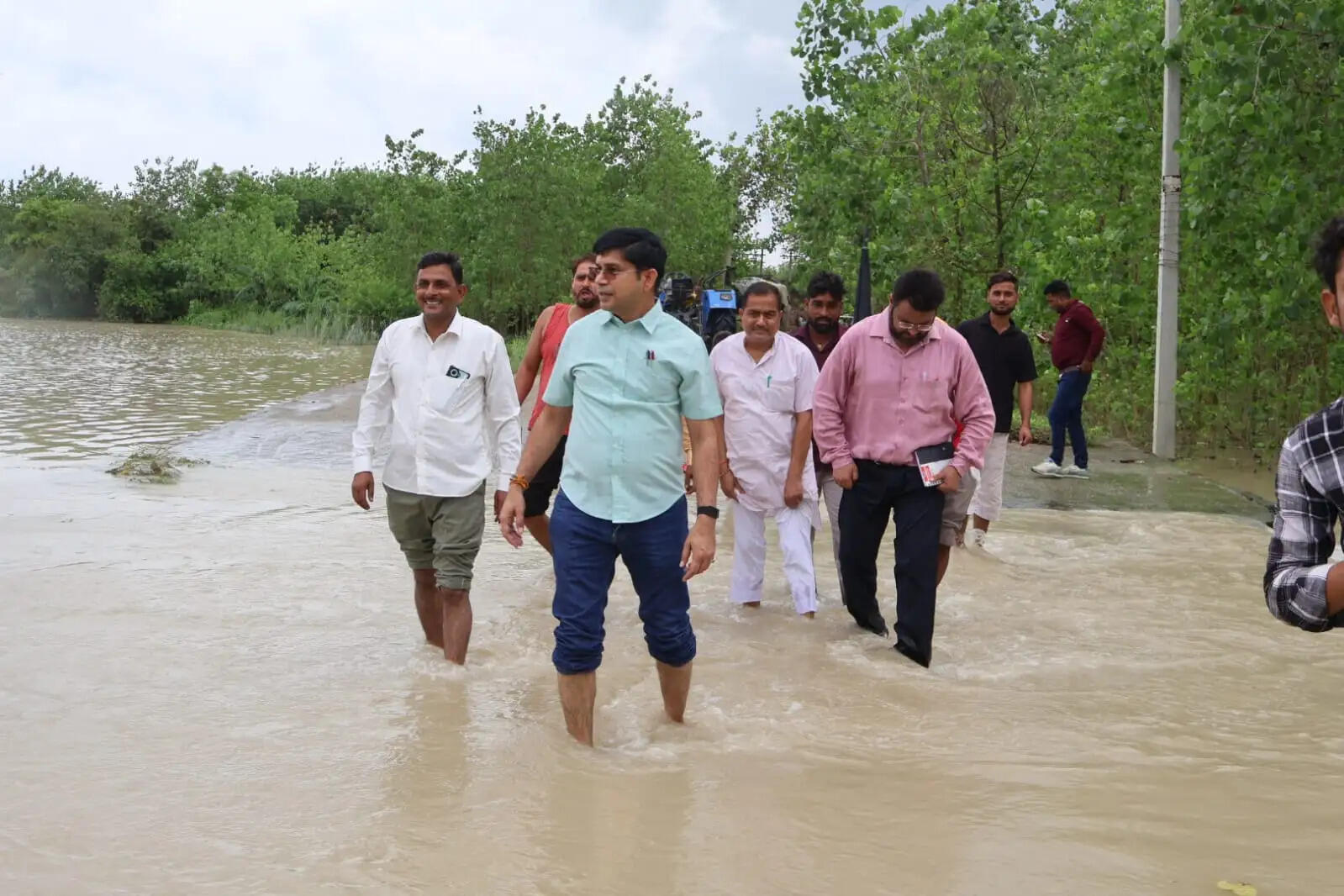जिलाधिकारी मुरादाबाद ने कुंदरकी विधायक के साथ मूढ़ापांडे क्षेत्र में बाढ़ प्रभावित गांवों का किया स्थलीय निरीक्षण