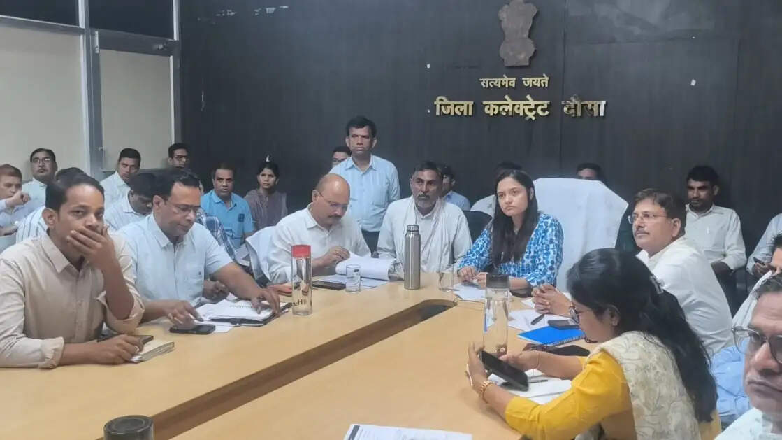 दौसा में जिला स्तरीय जनसुनवाई, कलेक्टर के सख्त निर्देश बार-बार आ रही शिकायतों की मौके पर जांच करें अधिकारी