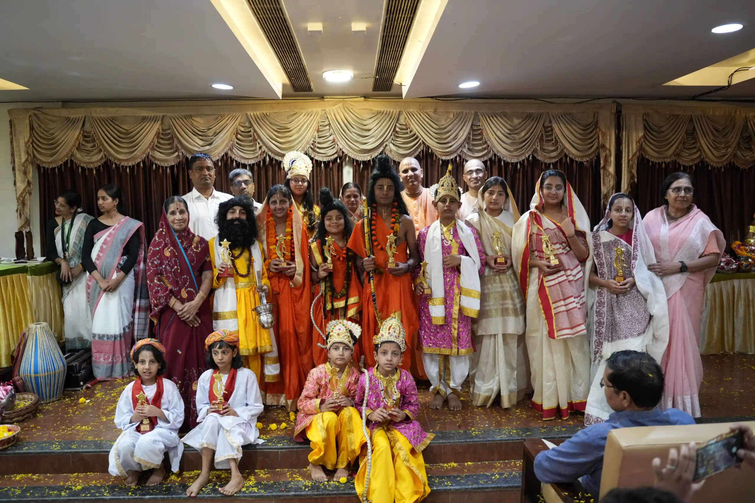 टैलेंट डे पर बच्चों ने नाटिका से खोला 'गुप्त वृंदावन धाम' का रहस्य