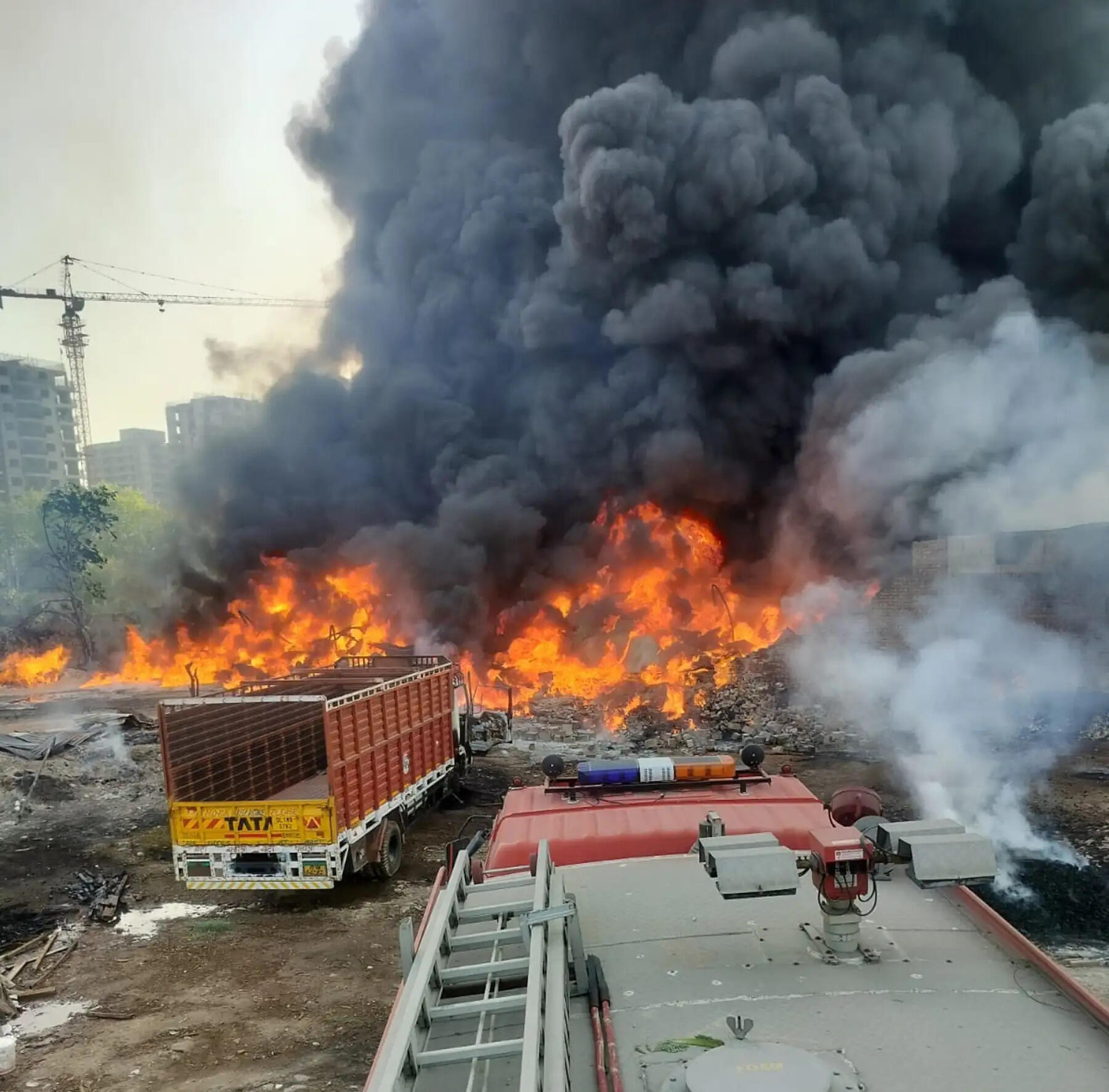 गुरुग्राम के बजघेड़ा में प्लास्टिक फैक्ट्री में आग का तांडव