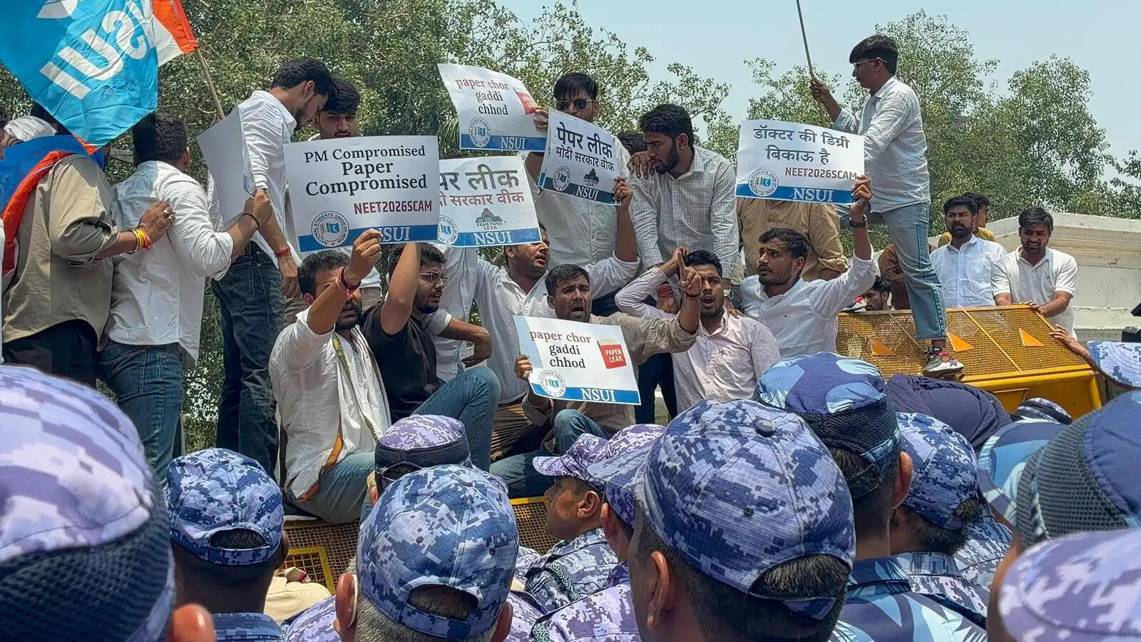 नीट पेपर लीक के विरोध में एनएसयूआई ने किया प्रदर्शन