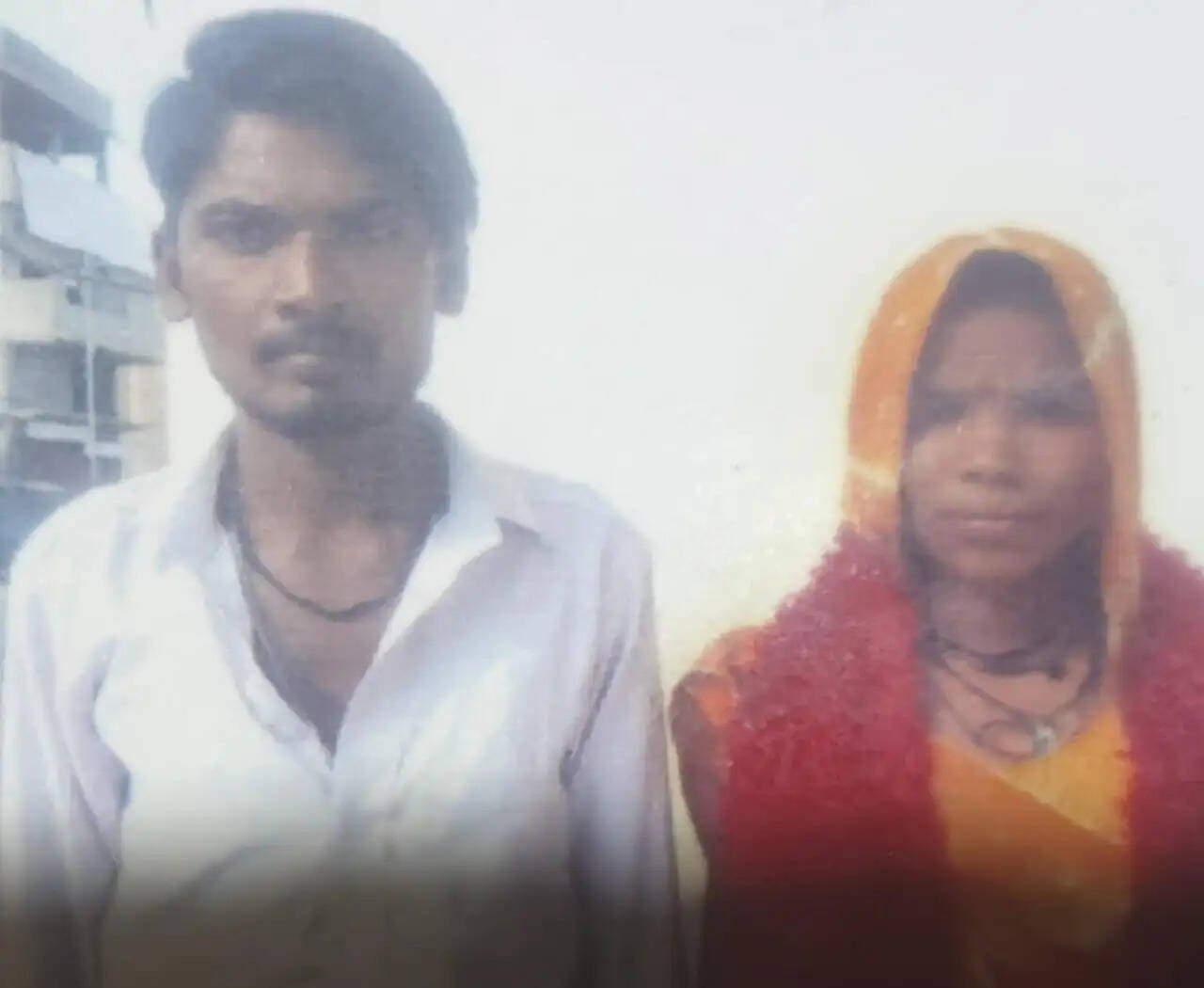 सागर : प्रेम विवाह का दुखद अंत: शादी के जोड़े में फंदे पर झूला युवा दंपति