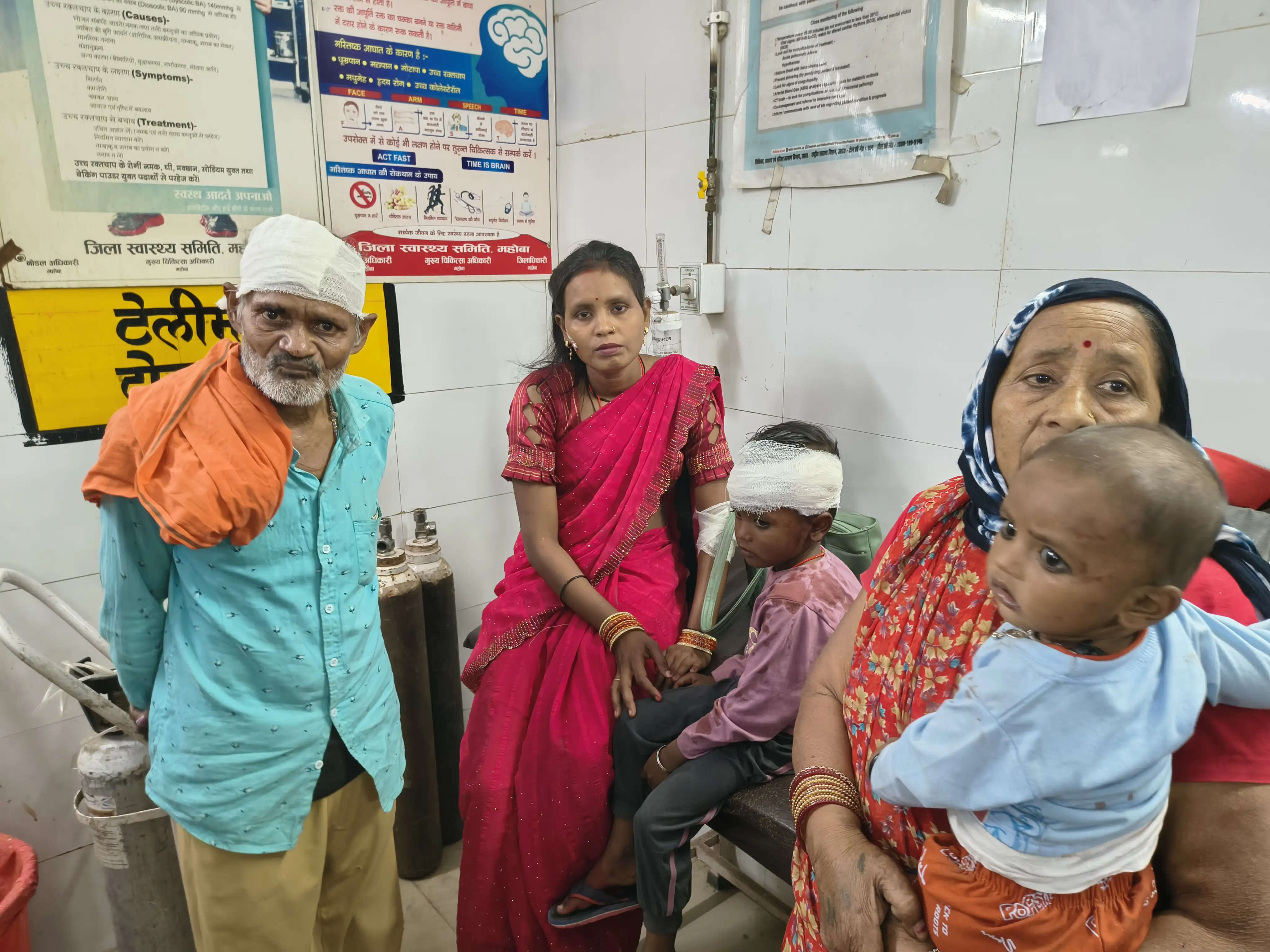 डंपर की टक्कर से पलटी रोडवेज बस, चालक की मौत व 18 घायल