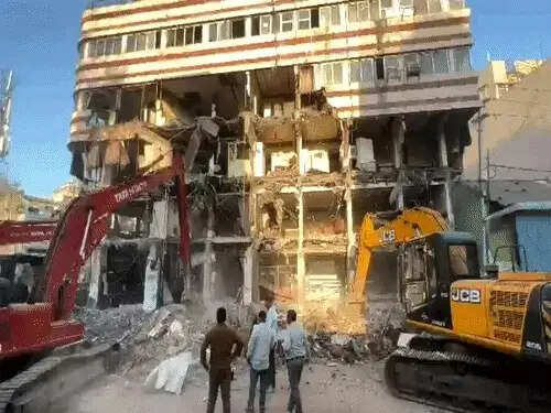 इंदौर&nbsp;छावनी में रोड चौड़ीकरण के लिए फिर चला बुलडोजर, मथुरावाला बिल्डिंग समेत कई निर्माणों के बाधक हिस्से हटाए
