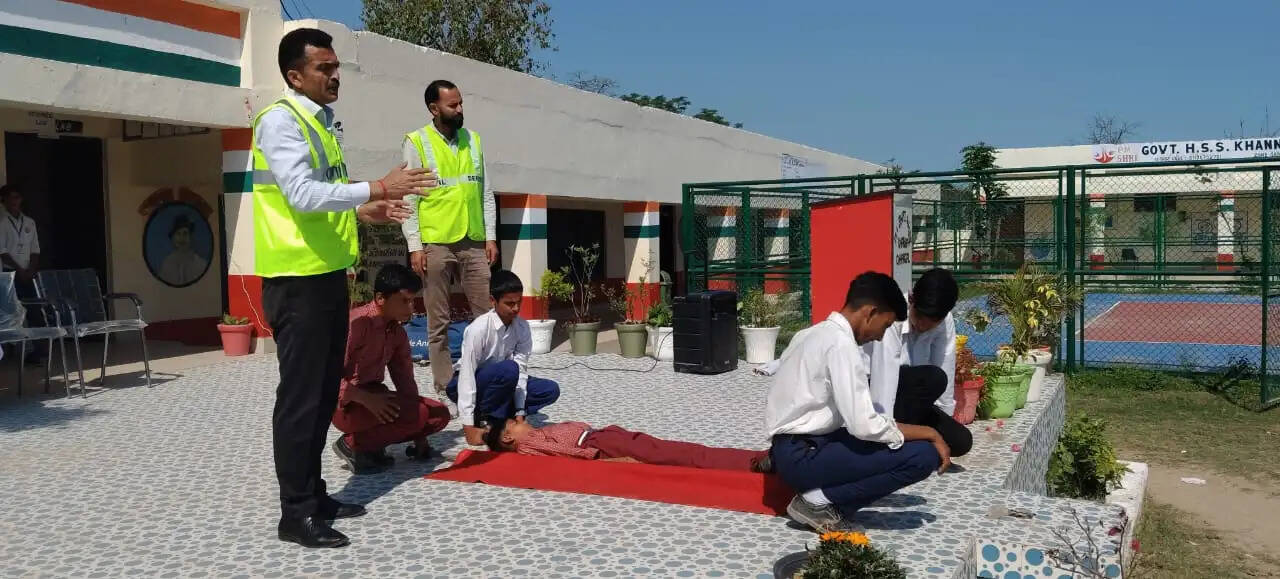 खन्ना चारगल स्कूल में सिविल डिफेंस जागरूकता कार्यक्रम, छात्रों को सिखाए जीवन रक्षक उपाय