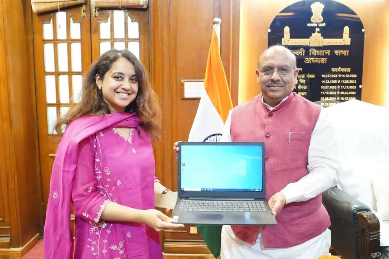 दिल्ली विधानसभा अध्यक्ष ने शिक्षा निदेशालय को पहले चरण में 15 लैपटॉप सौंपे