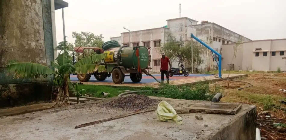 सीवर वैक्यूम मशीनें बेअसर, बदहाल शौचालयों से बढ़ा खतरा