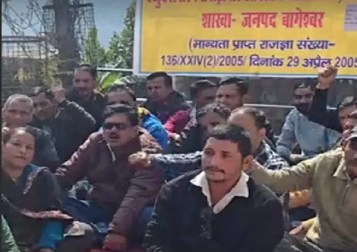 शिक्षा निदेशालय में हुई घटना के विरोध में कर्मचारियों का प्रदर्शन