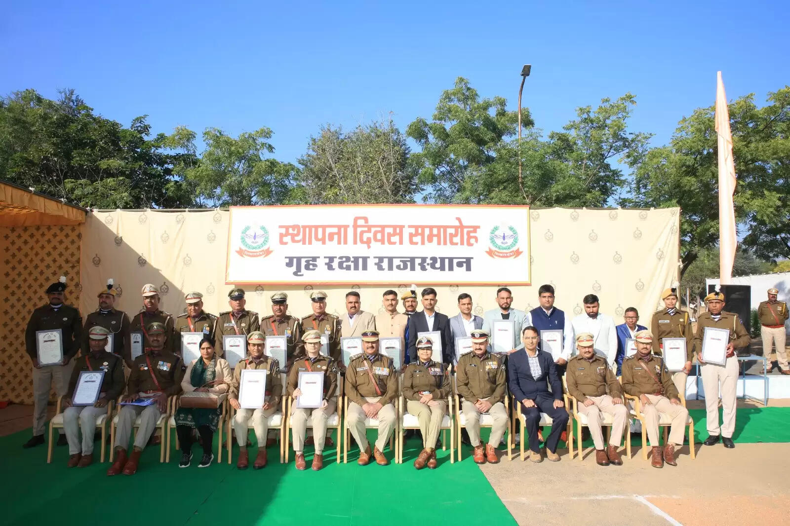 राजस्थान गृह रक्षा स्थापना दिवस समारोह में उत्कृष्ट सेवा के लिए डिस्क प्रदान