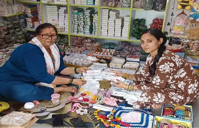प्रमुख मॉलों में लगेंगे स्वयं सहायता समूहों के स्टॉल, सास-बहू की जोड़ी ने राखी कारोबार में बनाई पहचान