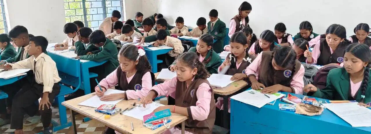 ‘मेरे सपनों का भारत’ में विद्यार्थियों ने रंगों से दिखाई कल्पना