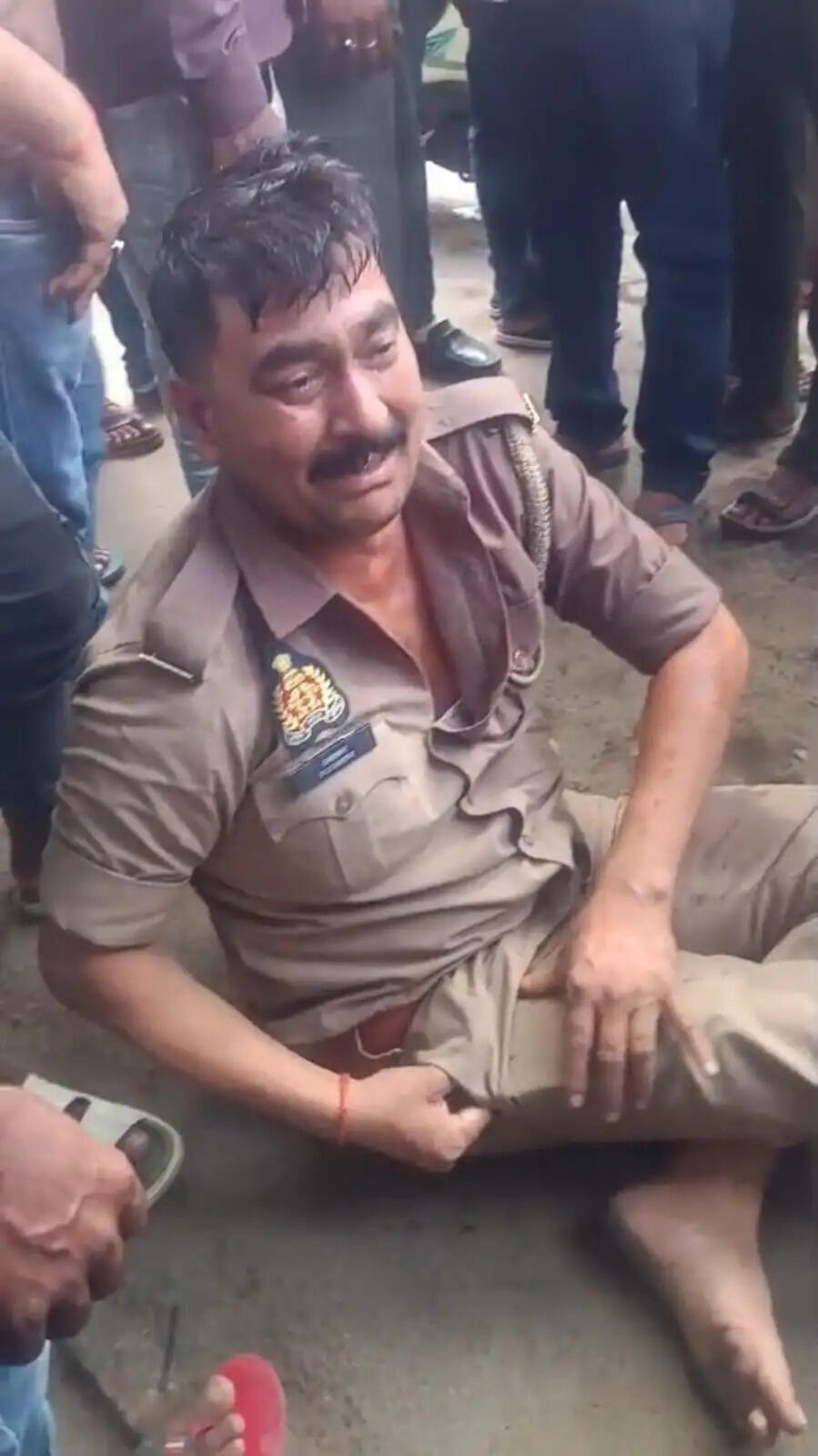 नशे में धूुत सिपाही ने जिला अस्पताल और सड़क पर किया हंगामा एसएसपी ने किया निलंबित