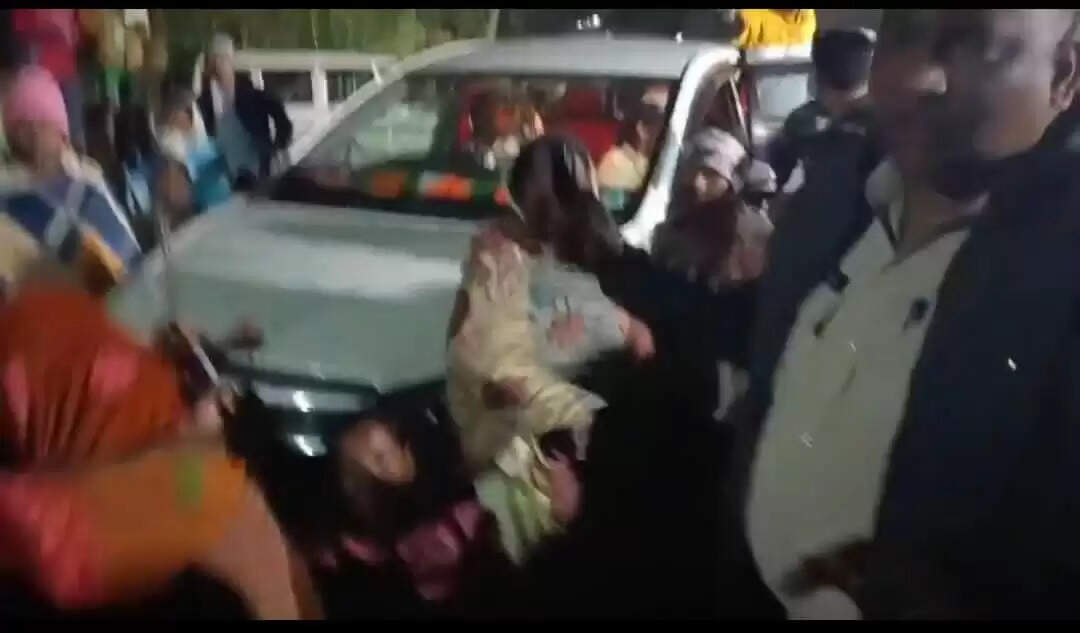 रानीगंज तिराट ग्राम पंचायत इलाके में रोकी गई विधायक अग्निमित्र पाल के गाड़ी, एक घंटे बाद मिली रिहाई