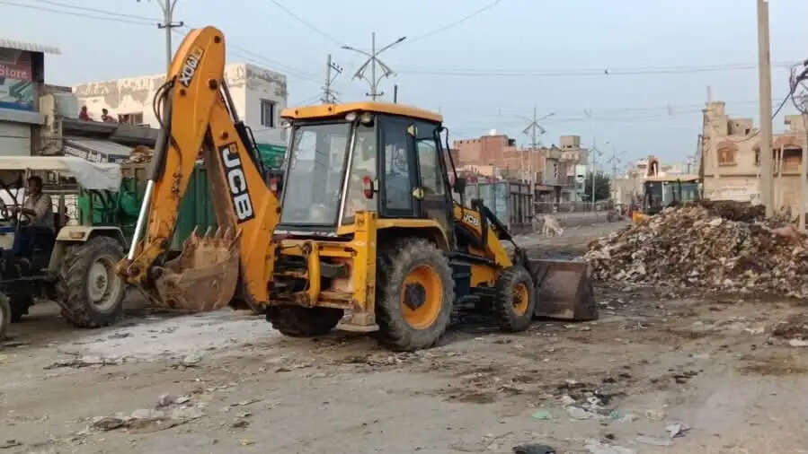 सिरसा में पुलिस पहरे में उठा कचरा, विरोध कर रह कर्मचारियों को लिया हिरासत में