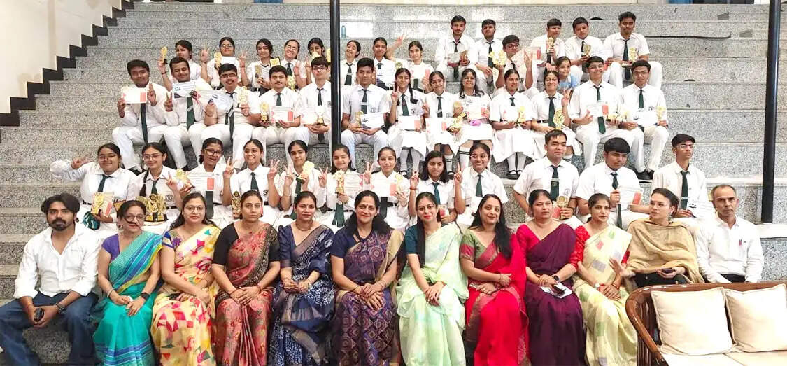 बोर्ड परीक्षा में उत्कृष्ट प्रदर्शन करने वाले छात्र-छात्राओं का सम्मान