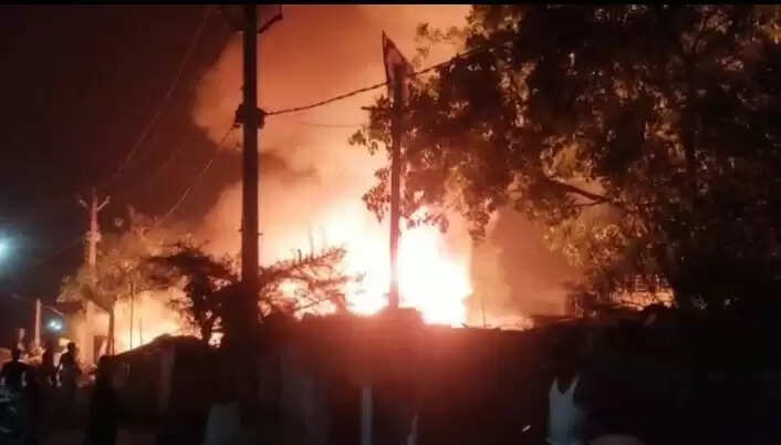 रक्सौल के दलित बस्ती में लगी भीषण आग में दर्जनों घर जलकर राख