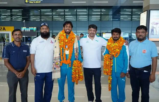एशियन अंडर-23 एथलेटिक्स में दो पदक जीतने वाले सेतु मिश्रा का पटना में स्वागत