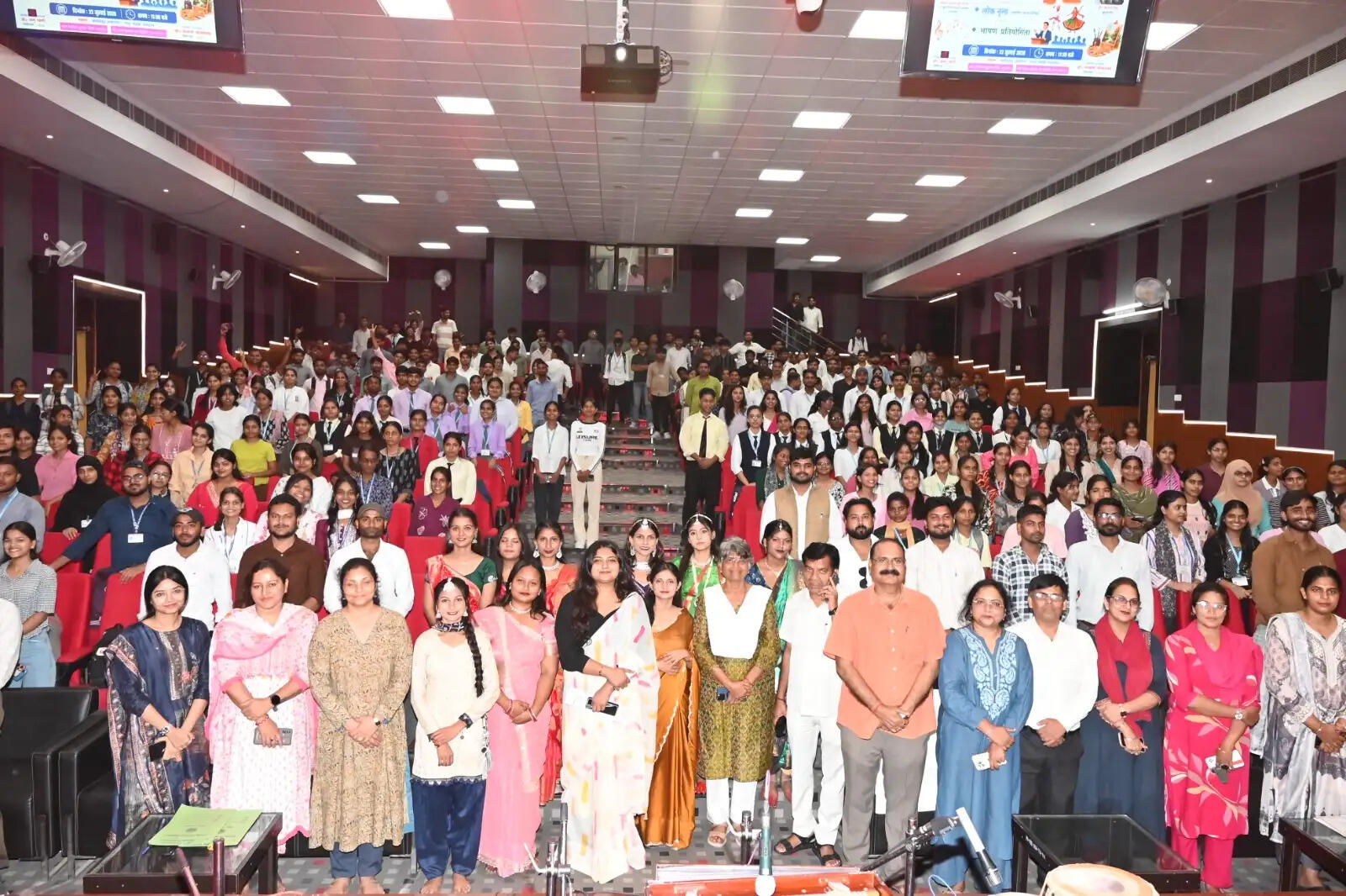 पूर्वांचल विश्वविद्यालय के दीक्षोत्सव में देशभक्ति गीतों और लोकनृत्य की छटा