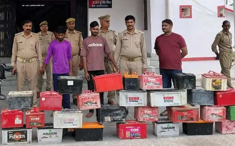 29 चोरी की बैटरियों के साथ दो इनामी चोर गिरफ्तार