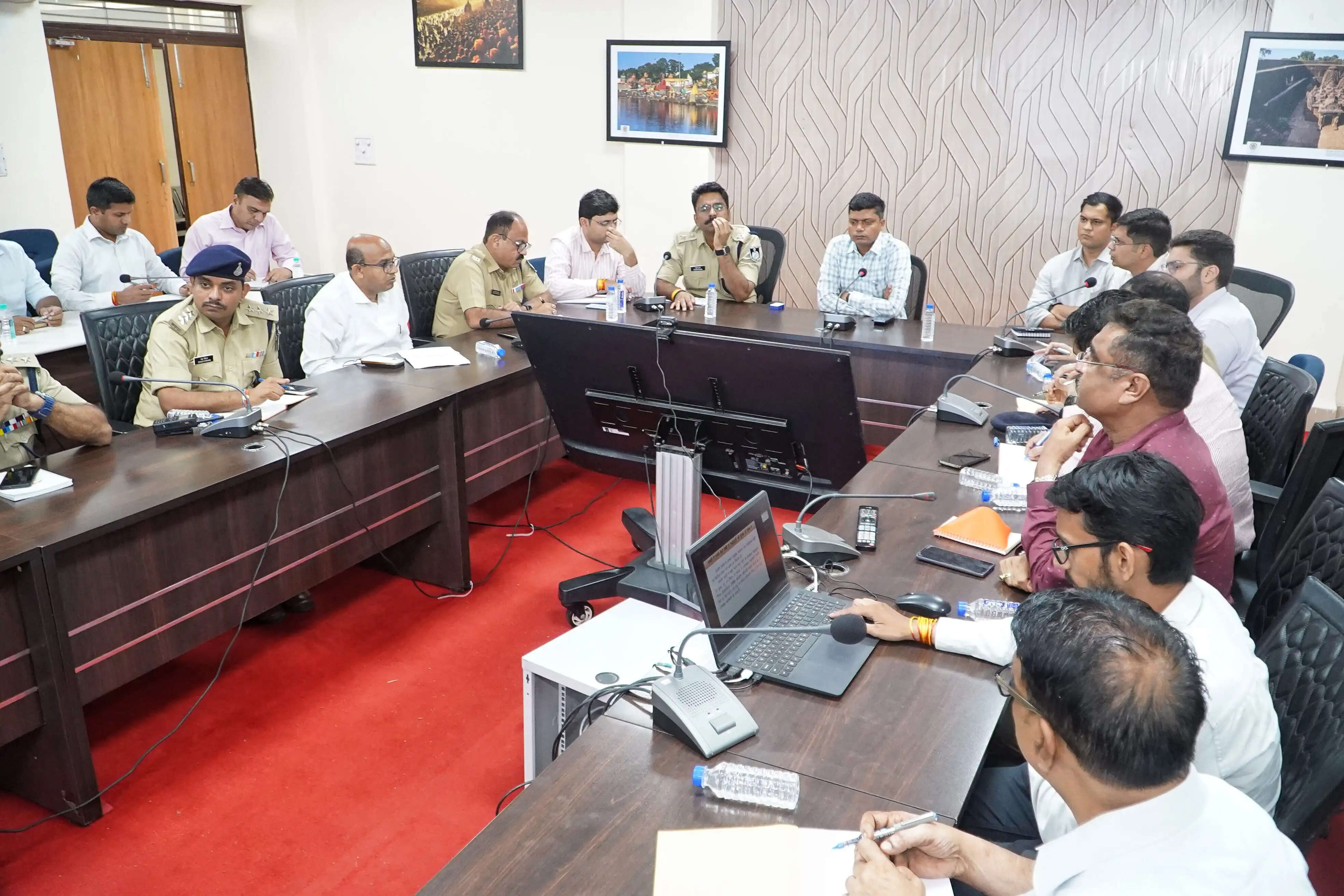 उज्जैनः कलेक्टर ने ली बाबा महाकाल की राजसी सवारी की तैयारियों को लेकर बैठक