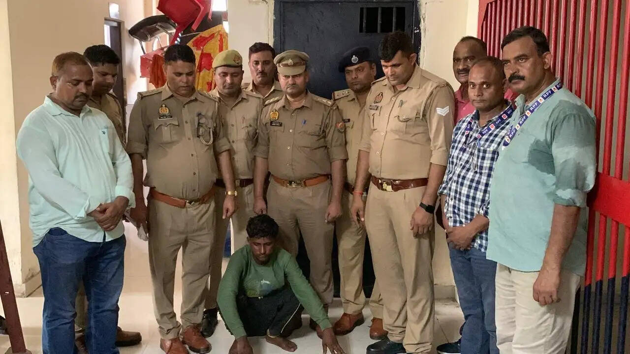 वाराणसी : कैंट जीआरपी ने 12 जीवित कछुओं के साथ वन्यजीव तस्कर को दबोचा