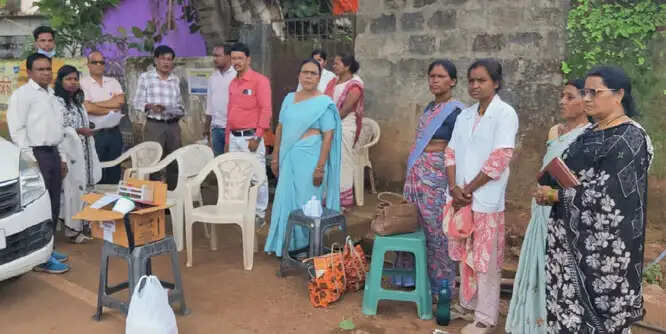 पीलिया नियंत्रण हेतु स्वास्थ्य विभाग द्वारा नेगीगुड़ा के घर-घर जांच व दवा वितरण जारी