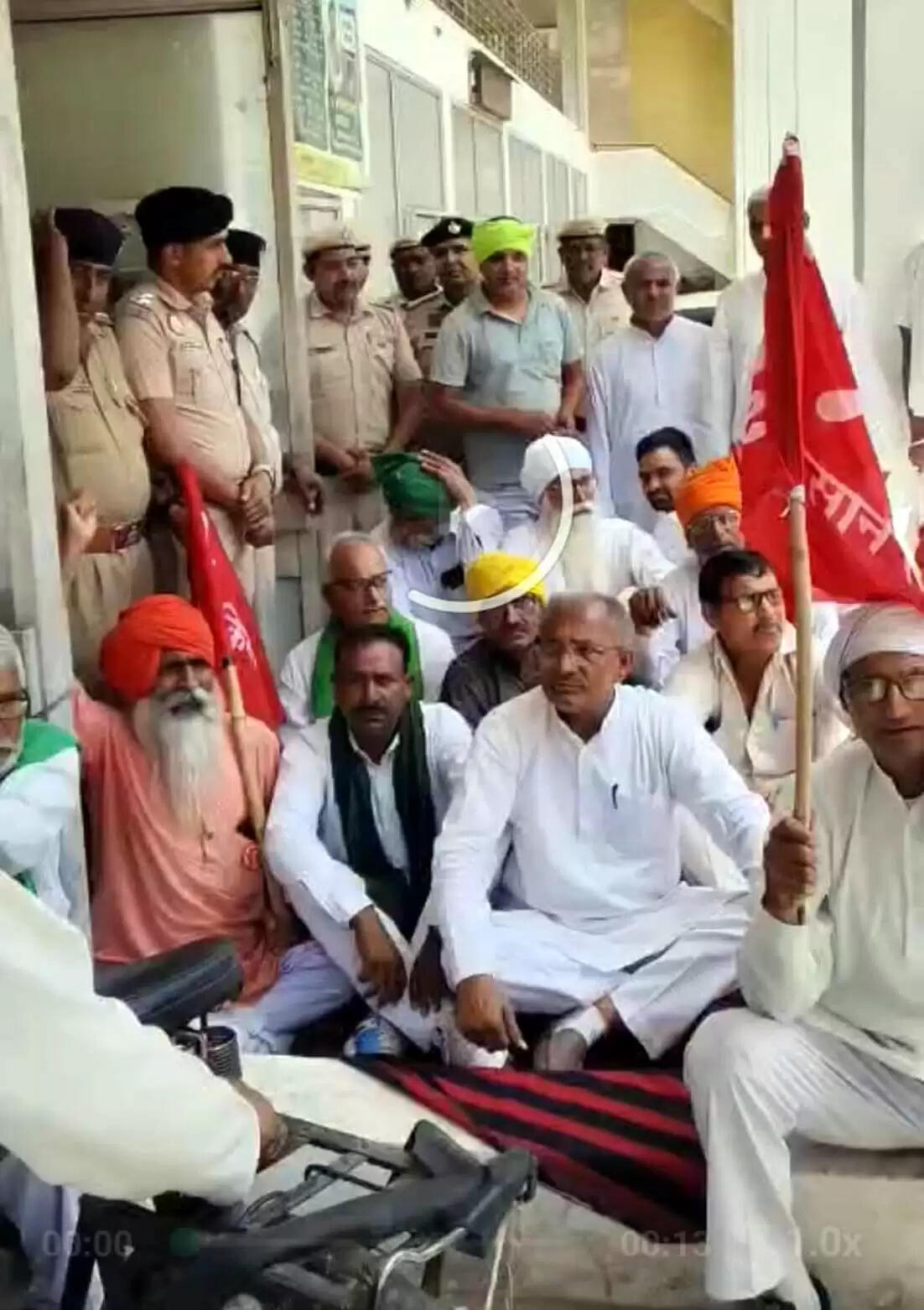 हिसार में किसानों ने मंडी कार्यालय को ताला लगाकर की नारेबाजी