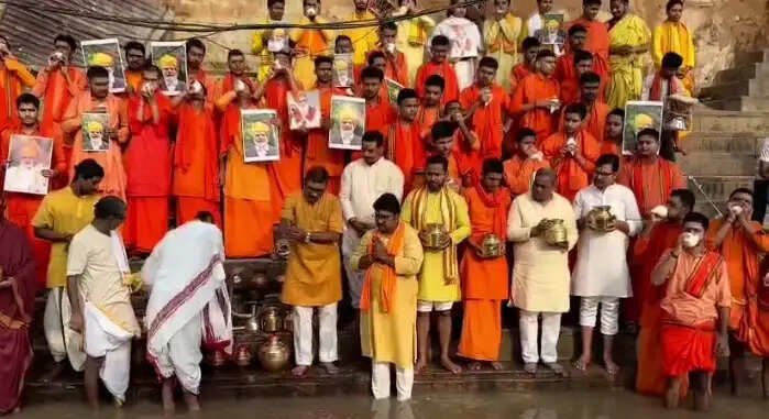 प्रधानमंत्री मोदी के 76 वें जन्मदिवस पर 76 बटुकों ने 76 लीटर दूध से किया मां गंगा का अभिषेक, विधायक डॉ.नीलकंठ रहे मौजूद