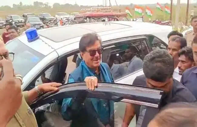 सांसद पर आचार संहिता उल्लंघन का आरोप