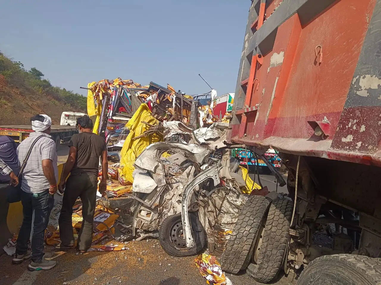 ड्रमंडगंज घाटी हादसे में&nbsp;11 की मौत, एक परिवार के छह शव घर पहुंचते ही मचा कोहराम