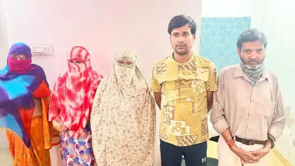 हिडन कैमरों से कपल के वीडियो बनाकर उगाही करने वाले गिरोह का खुलासा, पांच शातिर गिरफ्तार