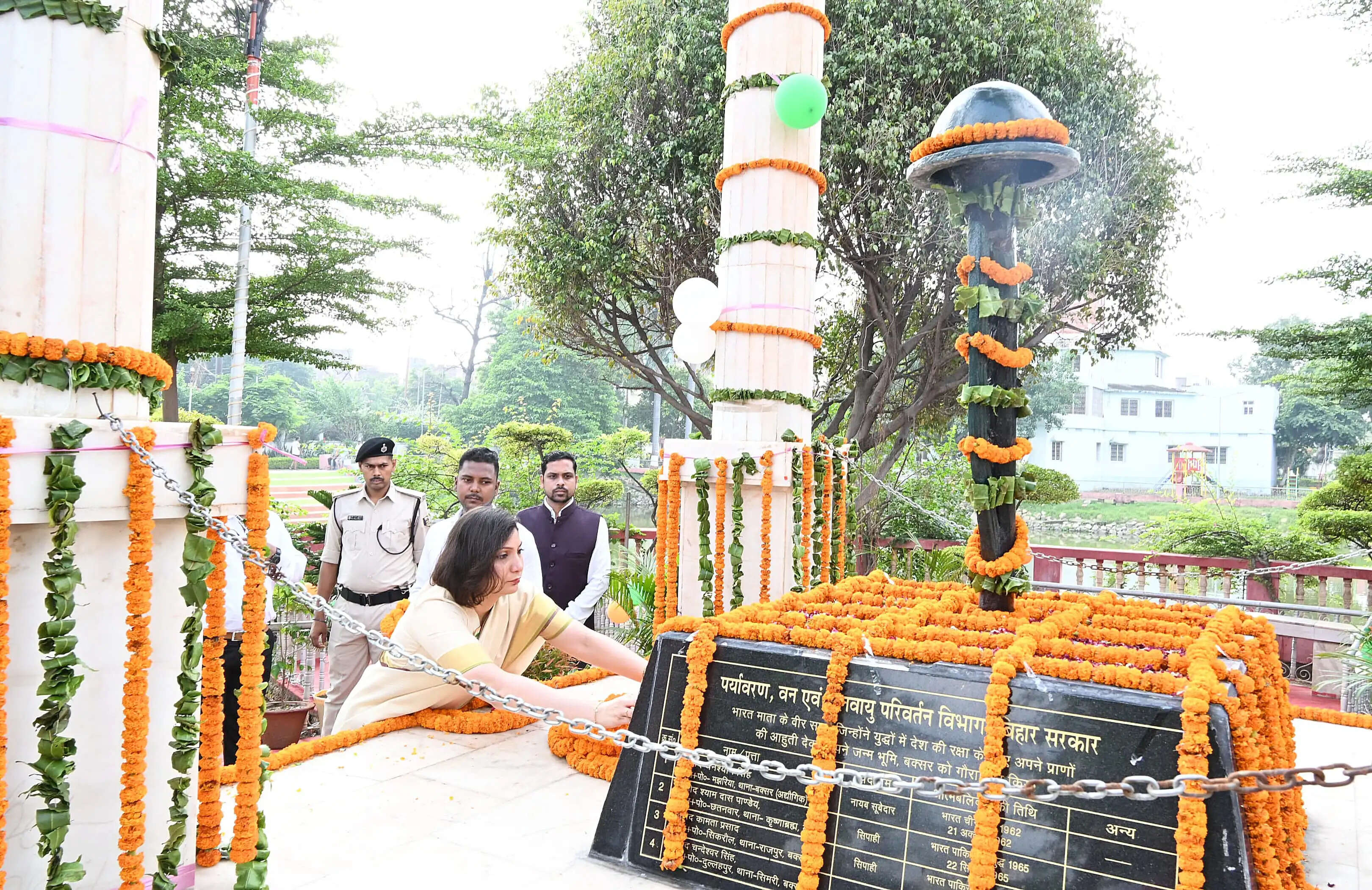 डीएम ने स्वतंत्रता दिवस पर कवलदह पोखर शहीद स्मारक पर अमर शहीदों को दी श्रद्धांजलि