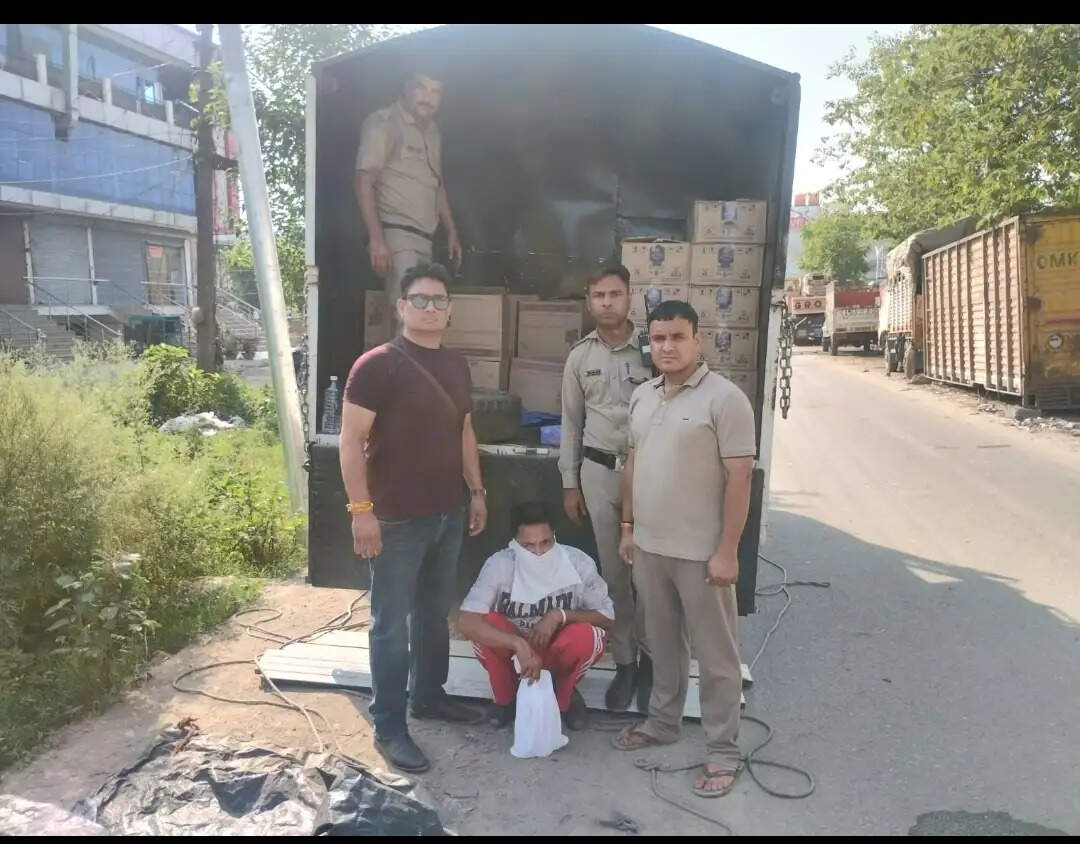 एसटीएफ और पुलिस ने पंजाब मार्का की पकड़ी 80 पेटी अवैध अंग्रेजी शराब
