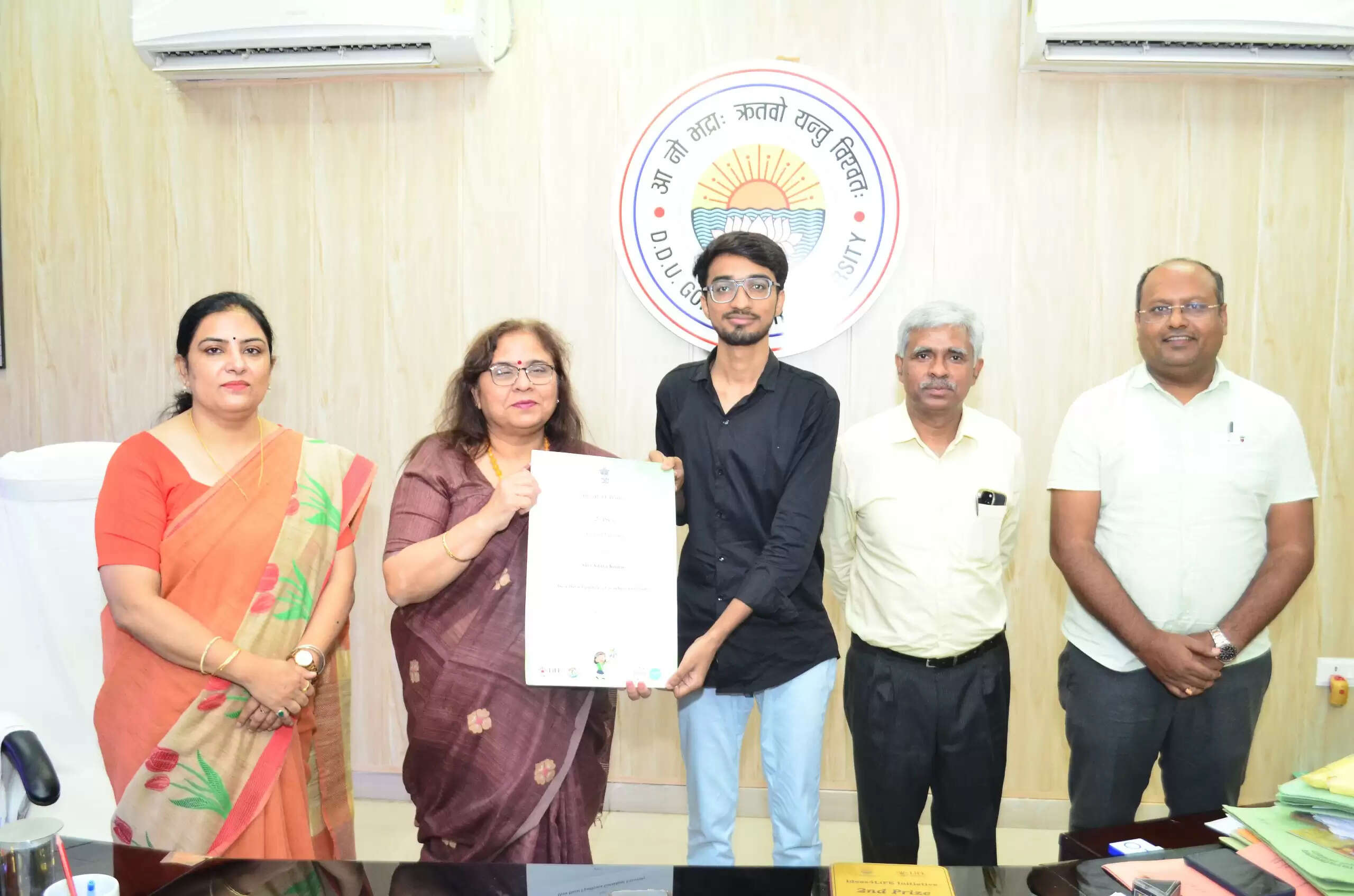 बचाएं ऊर्जा विषय पर राष्ट्रीय प्रतियोगिता में दूसरी रैंक प्राप्त करने वाले छात्र आदित्य कुमार ने की कुलपति प्रो. पूनम टंडन से भेंट