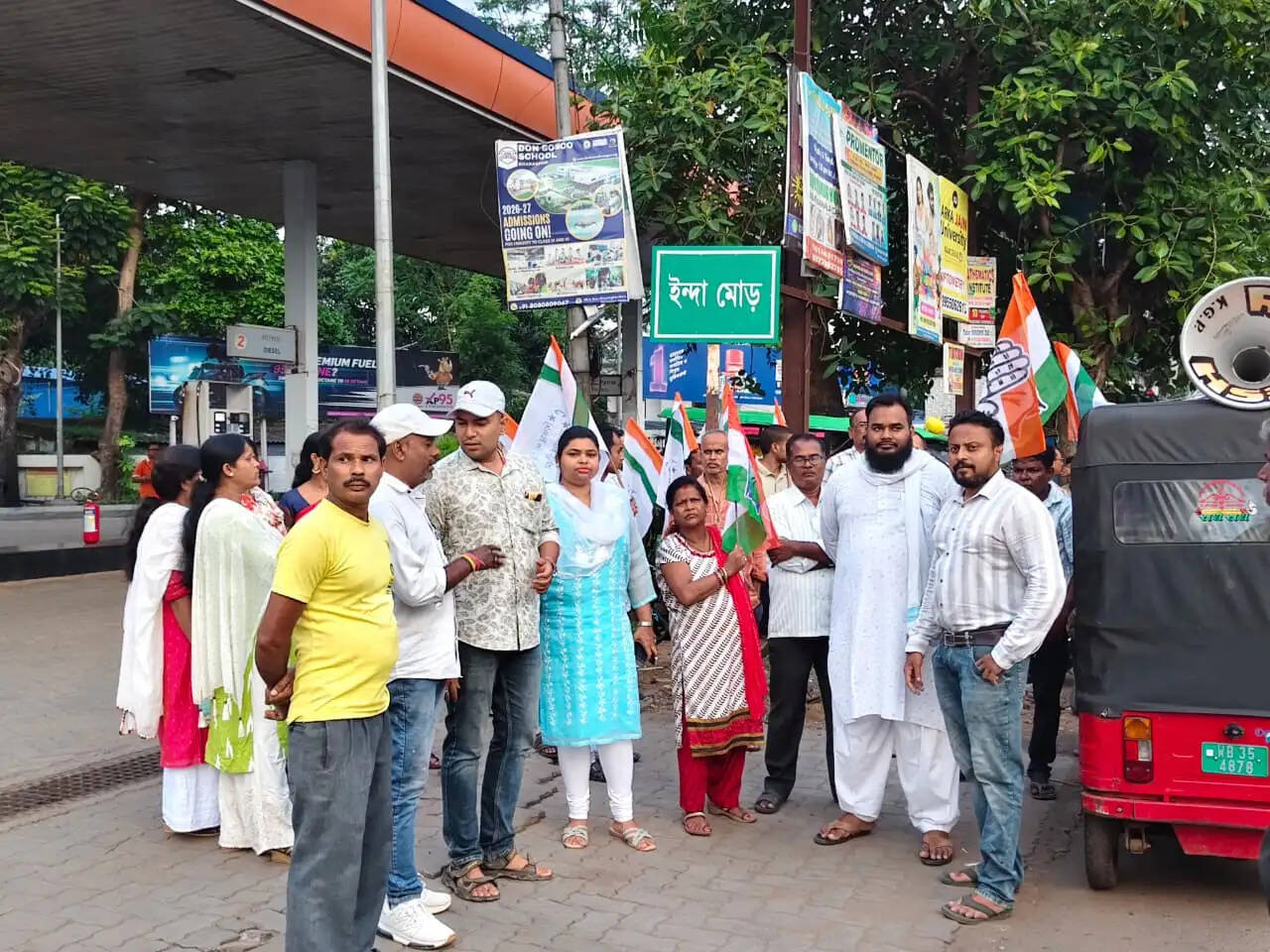 ईंधन मूल्य वृद्धि के विरोध में युवा कांग्रेस का अनोखा प्रदर्शन, लोगों को बांटी चॉकलेट