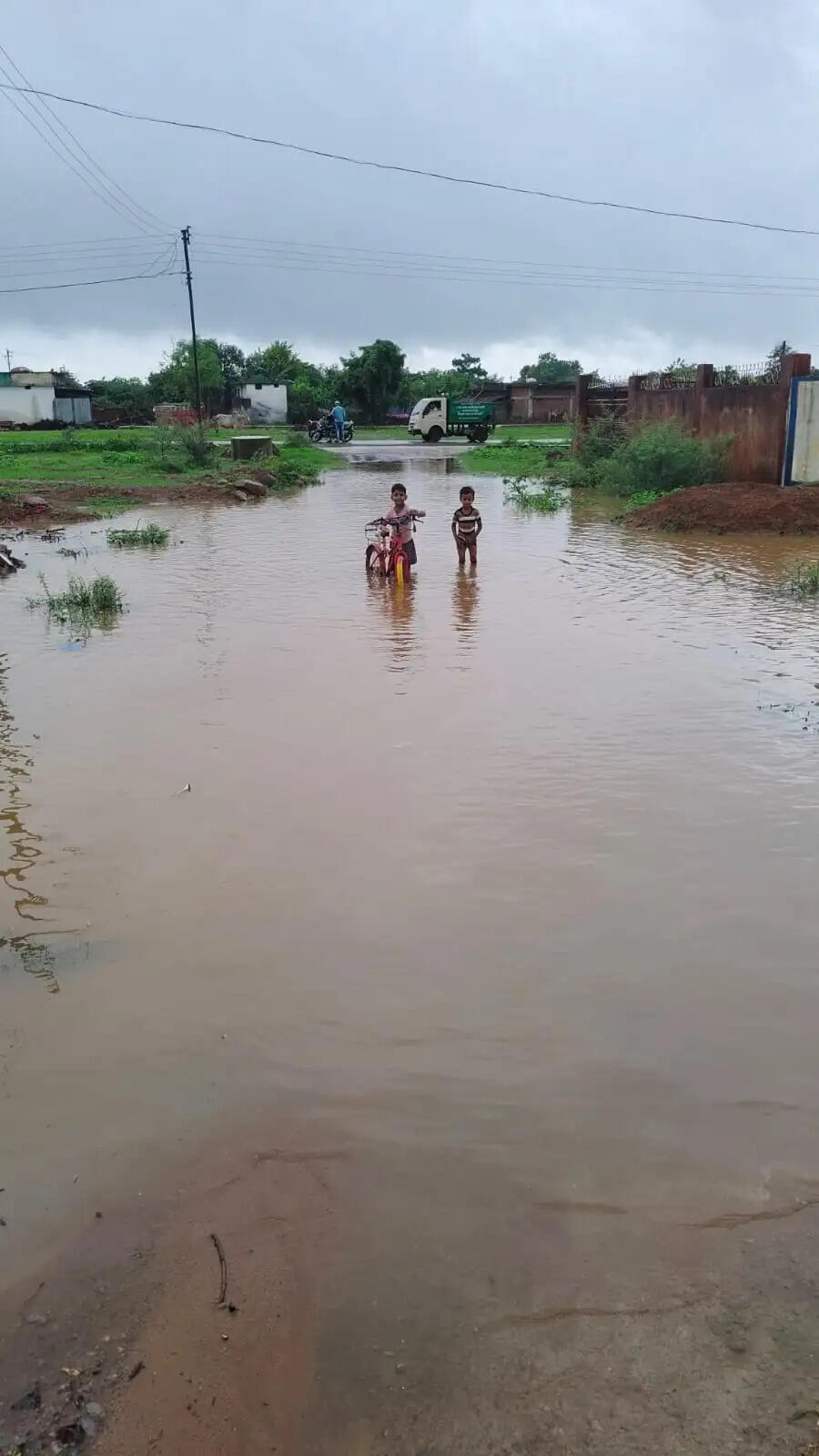 लगातार बारिश से सड़कें और खेत जलमग्न, धान की फसल पर मंडराया संकट