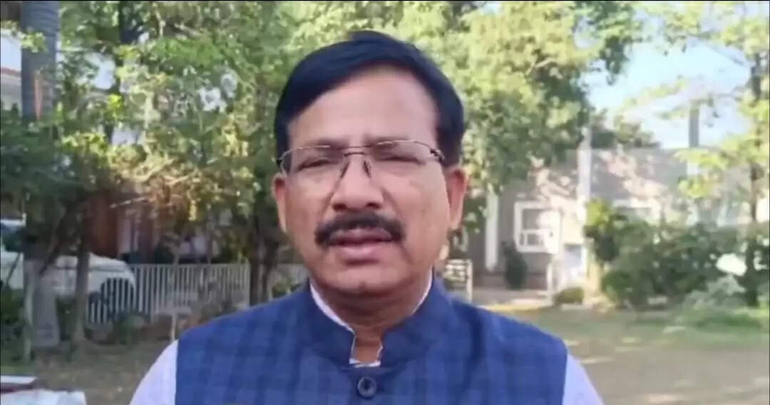 जनसुनवाई में सामने आई गंभीर शिकायत पर जिलाधिकारी की सख्त कार्यवाही