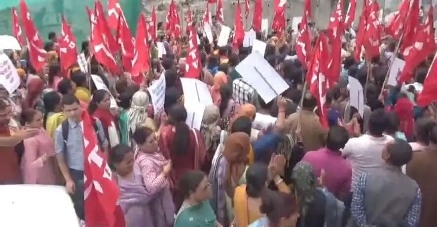हिमाचल में मिड डे मील वर्कर्स की हड़ताल, शिमला में निकाली रोष रैली