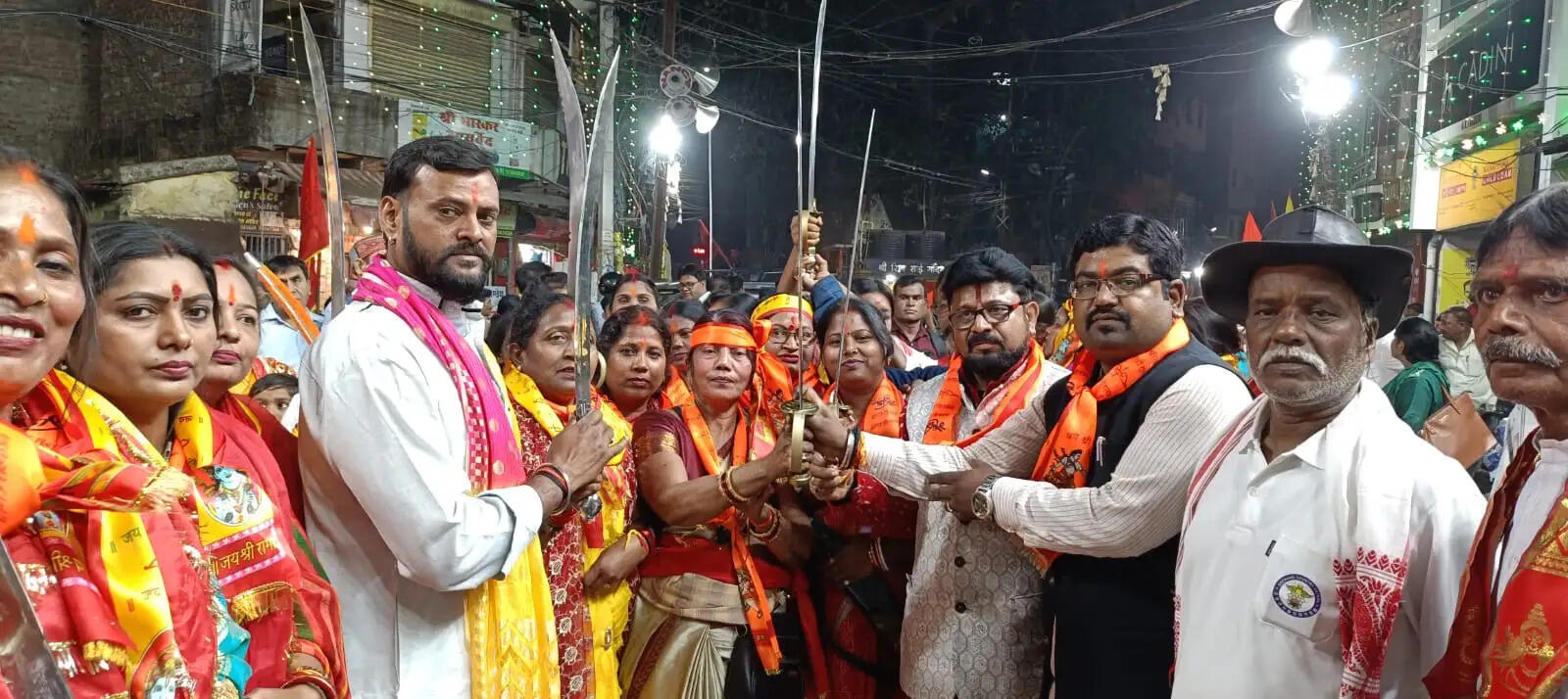 महावीर मंडल केंद्रीय समिति ने रामभक्तों में बांटी तलवार और महावीरी झंडा