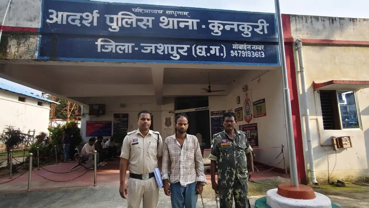जशपुर : 150 मोबाइलों की बड़ी सेंधमारी का पर्दाफाश, होटल के सुराग और सीसीटीवी से झारखंड में दबोचा गया शातिर चोर