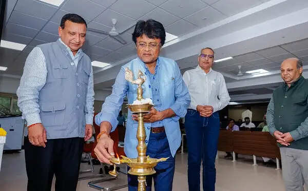 मीडिया और कम्युनिकेशन की पढ़ाई में शामिल होगी एआई तकनीक: कुलगुरु विजय मनोहर