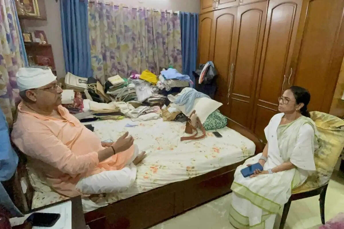 घायल सांसद कल्याण बनर्जी से मिलने उनके घर पहुंचीं ममता बनर्जी, भाजपा पर लोकतंत्र की हत्या का आरोप