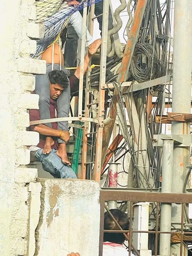 भिण्ड पुलिस की तत्परता से नशे की हालत में टॉवर पर चढ़े व्यक्ति की बची जान, सुरक्षित नीचे उतारा